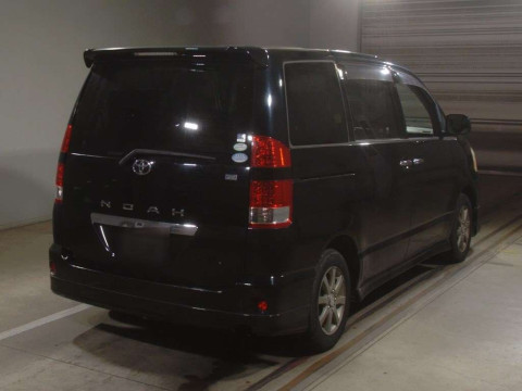 2005 Toyota Noah AZR60G[1]