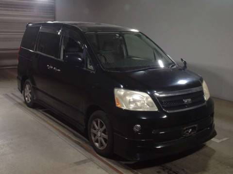 2005 Toyota Noah AZR60G[2]