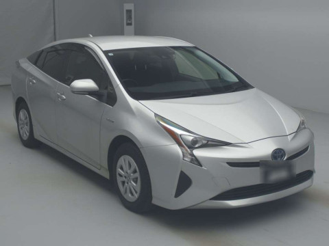 2017 Toyota Prius ZVW55[2]