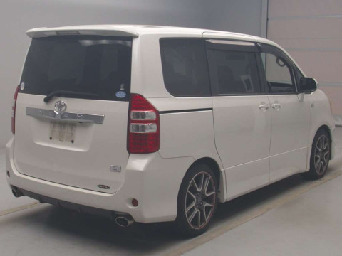 2011 Toyota Noah ZRR70W[1]