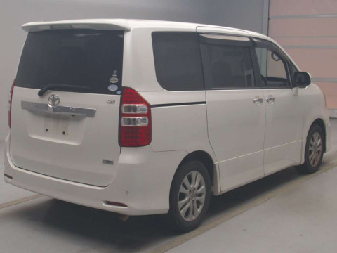 2011 Toyota Noah ZRR70W[1]