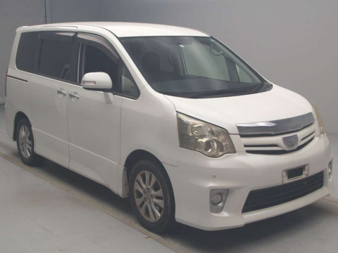 2011 Toyota Noah ZRR70W[2]