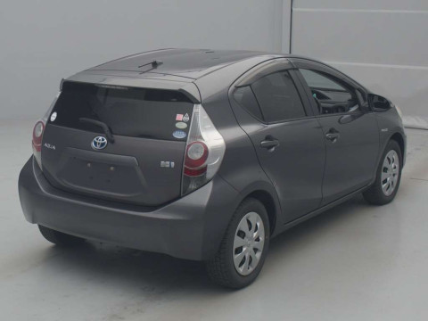 2012 Toyota Aqua NHP10[1]