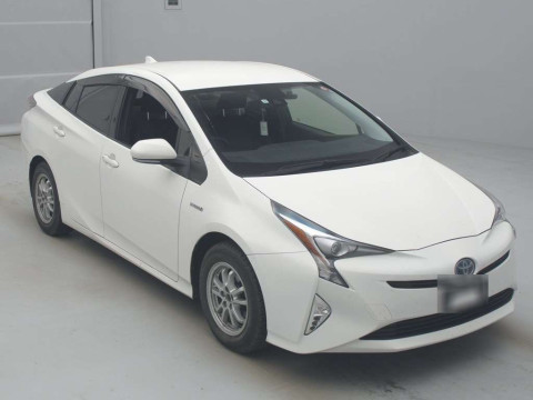 2017 Toyota Prius ZVW55[2]