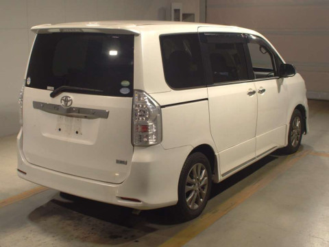 2013 Toyota Voxy ZRR70W[1]