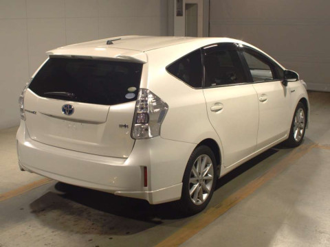 2011 Toyota Prius alpha ZVW41W[1]