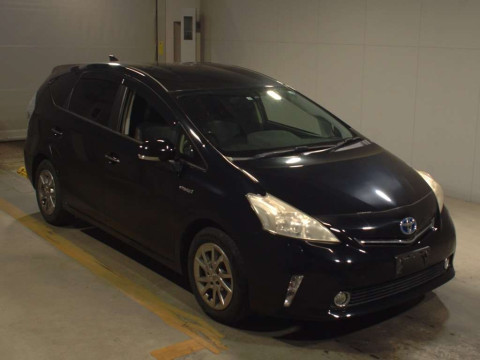 2013 Toyota Prius alpha ZVW41W[2]