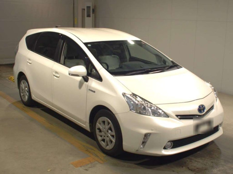 2012 Toyota Prius alpha ZVW41W[2]