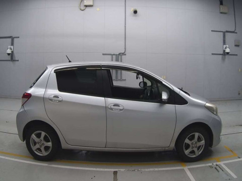 2014 Toyota Vitz NSP130[2]