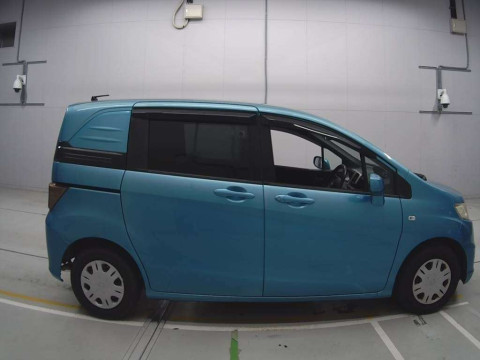 2010 Honda Freed Spike GB3[2]