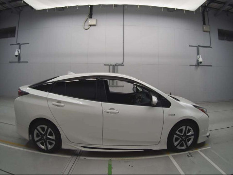 2016 Toyota Prius ZVW50[2]