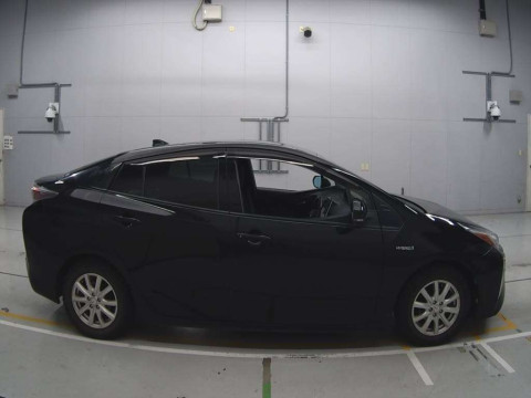 2016 Toyota Prius ZVW50[2]