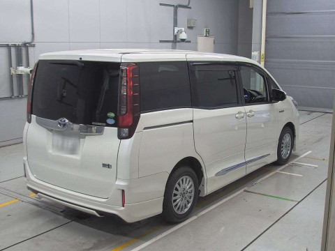 2014 Toyota Noah ZWR80G[1]