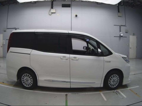 2014 Toyota Noah ZWR80G[2]