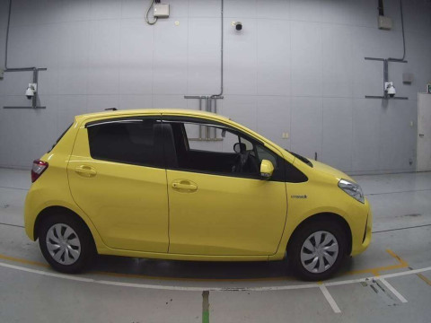 2017 Toyota Vitz NHP130[2]