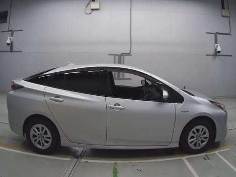 2016 Toyota Prius ZVW50[2]