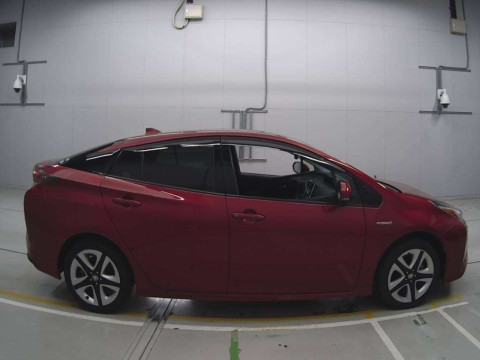 2016 Toyota Prius ZVW55[2]