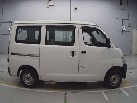 2015 Toyota Liteace Van S402M[2]