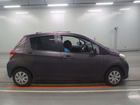 2011 Toyota Vitz NSP130[2]