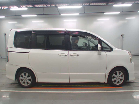 2009 Toyota Voxy ZRR70W[2]