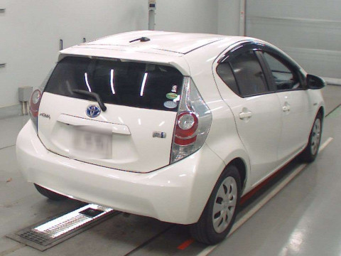 2012 Toyota Aqua NHP10[1]