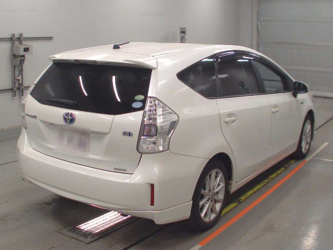 2014 Toyota Prius alpha ZVW41W[1]