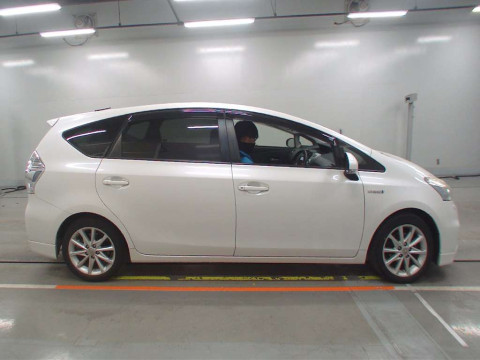 2014 Toyota Prius alpha ZVW41W[2]