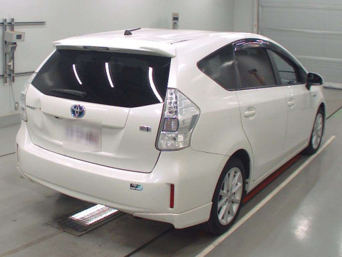 2012 Toyota Prius alpha ZVW41W[1]