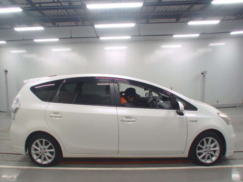 2012 Toyota Prius alpha ZVW41W[2]