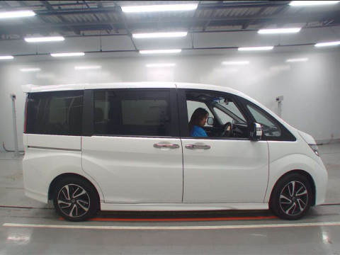 2015 Honda Step WGN Spada RP3[2]