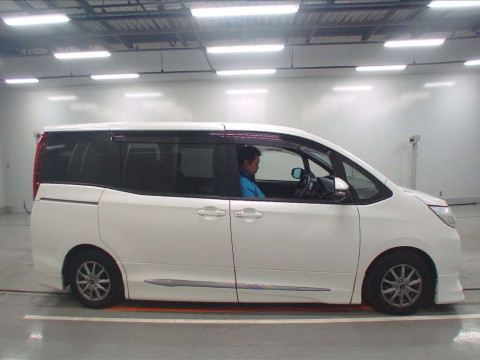 2014 Toyota Noah ZRR80G[2]