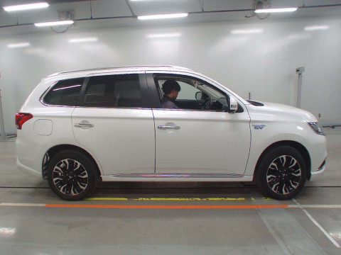 2016 Mitsubishi Outlander PHEV GG2W[2]