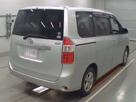 2007 Toyota Noah ZRR70G[1]