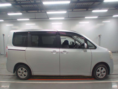 2007 Toyota Noah ZRR70G[2]