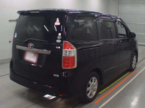 2007 Toyota Noah ZRR70W[1]