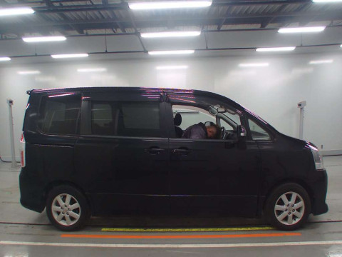 2007 Toyota Noah ZRR70W[2]