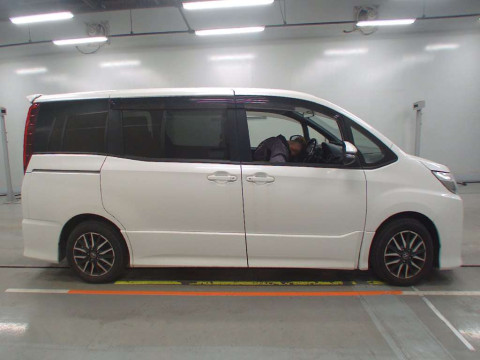 2014 Toyota Noah ZRR80W[2]