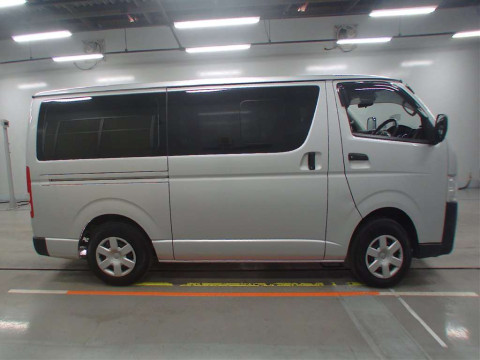 2018 Toyota Regiusace Van GDH206V[2]