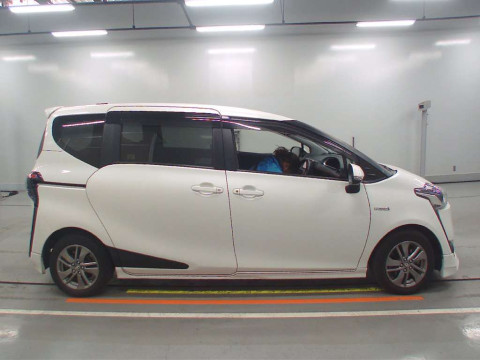 2017 Toyota Sienta NHP170G[2]