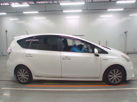 2014 Toyota Prius alpha ZVW41W[2]