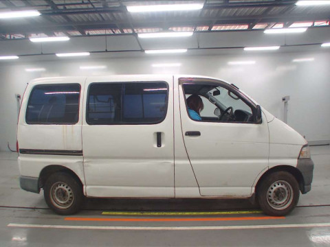 2000 Toyota Regius Van RCH42V[2]