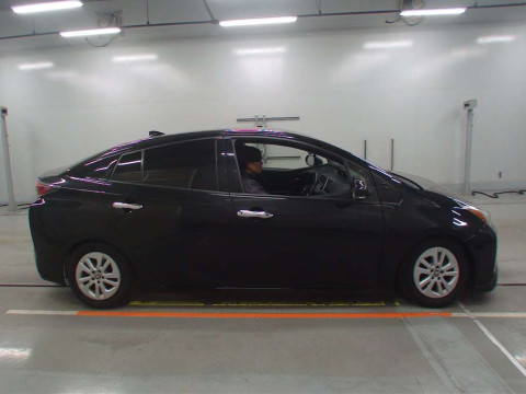 2017 Toyota Prius ZVW50[2]