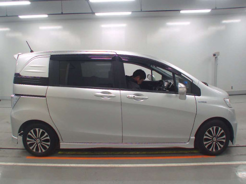 2014 Honda Freed spike hybrid GP3[2]