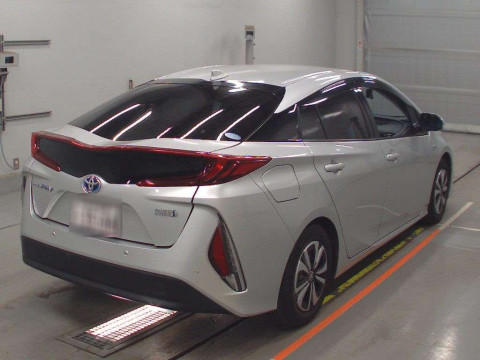 2017 Toyota Prius PHV ZVW52[1]