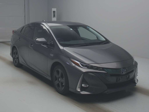 2017 Toyota Prius PHV ZVW52[2]