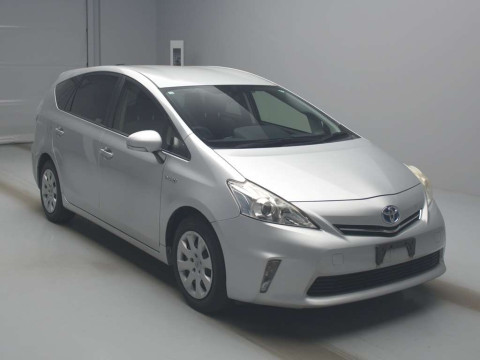 2012 Toyota Prius alpha ZVW41W[2]