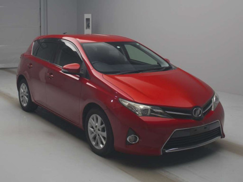 2014 Toyota Auris NZE181H[2]