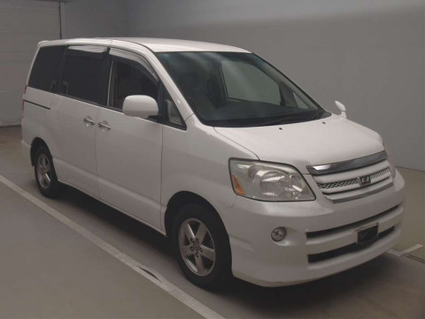 2007 Toyota Noah AZR60G[2]