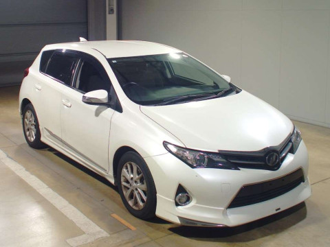 2012 Toyota Auris NZE181H[2]