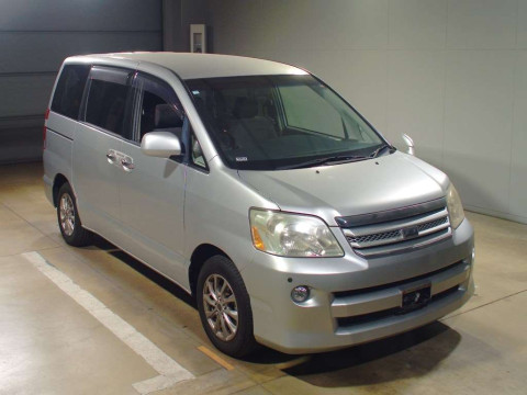 2006 Toyota Noah AZR60G[2]